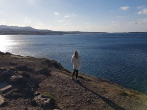 Christelle libre qui observe la mer