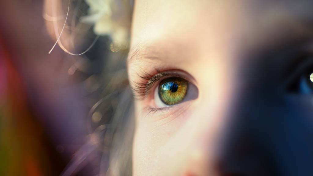 enfant qui regarde dans le ciel avec des yeux vets