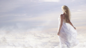 Femme libre angélique dans un fond de nuages
