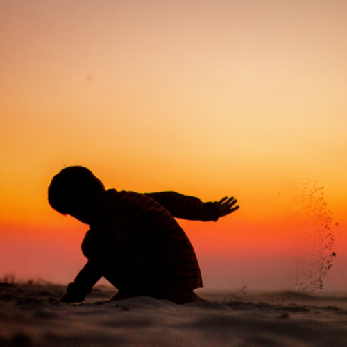 Enfant qui joue sur un fond foncé