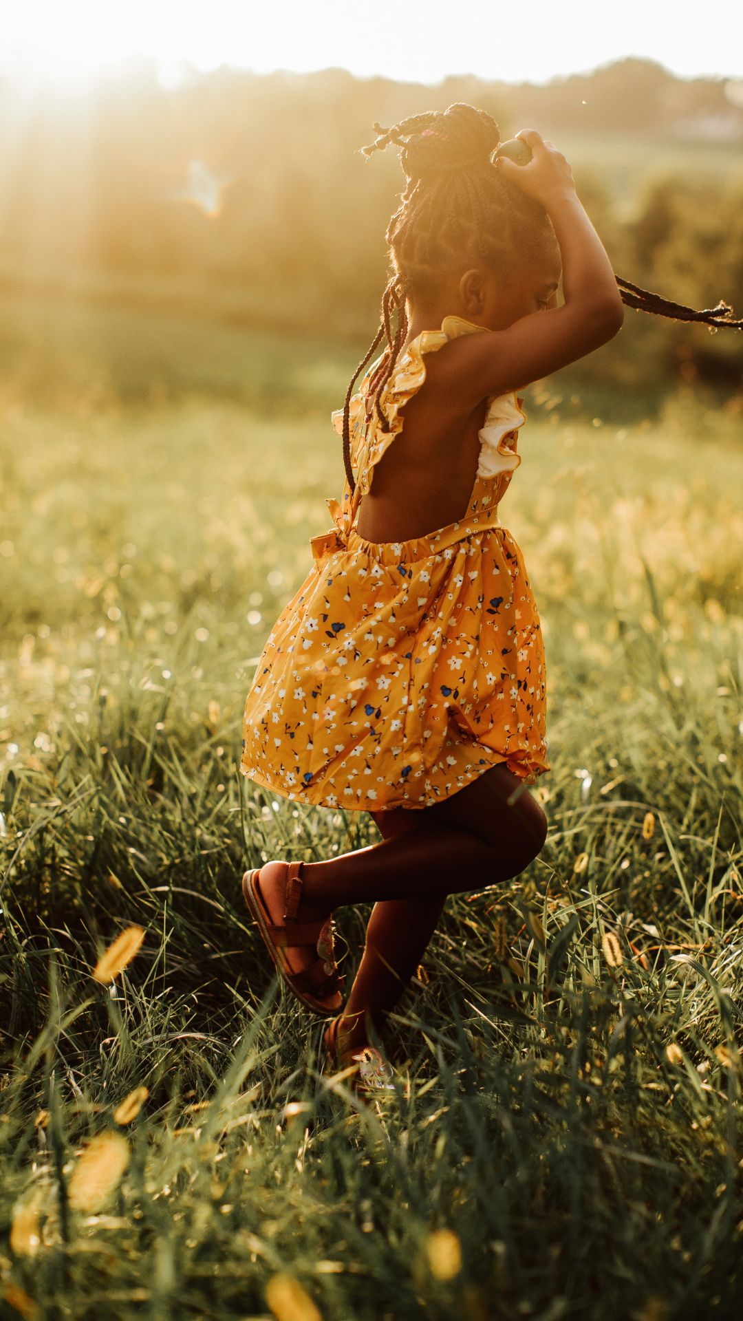 Enfant Petite fille qui joue avec un fond de nature