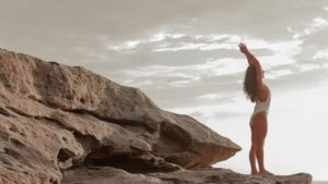 Femme qui s'étire sur un fond de nature