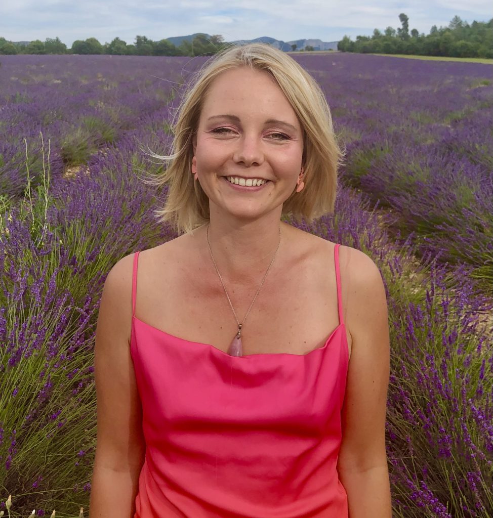 Christelle en shooting dans un champ de lavande en Provence