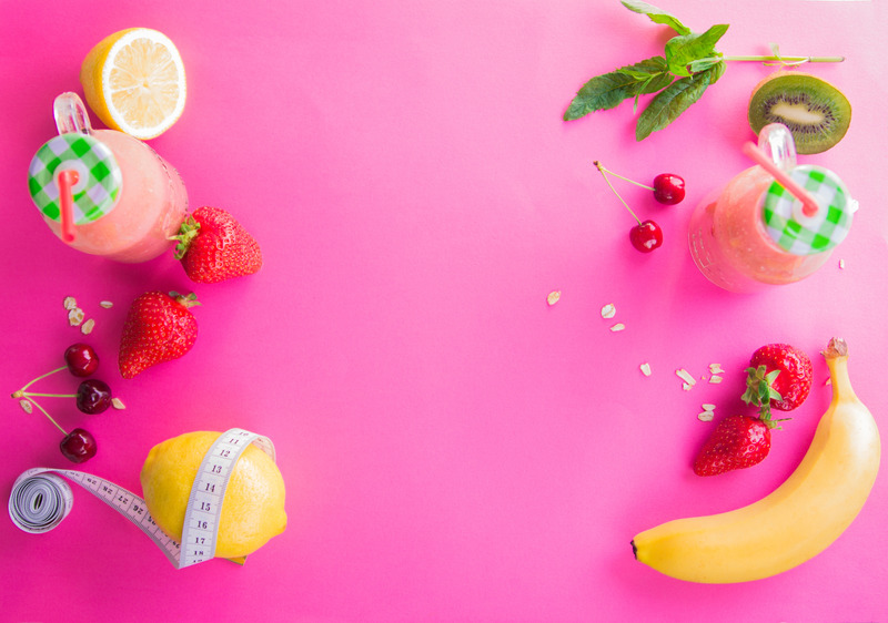 Fruits et smoothies sur un fond rose
