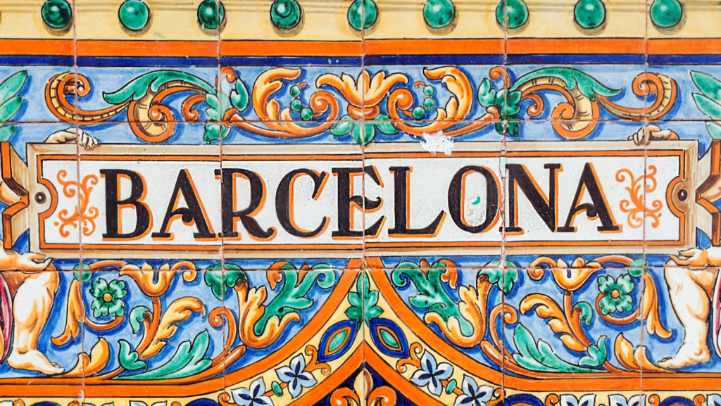 Inscription Barcelona sur un mur coloré