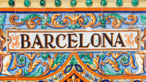 Inscription Barcelona sur un mur coloré