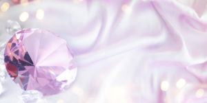 Diamants sur un fond de soie violet clair