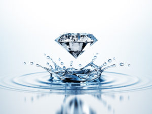 Diamant qui éclabousse sur de l'eau
