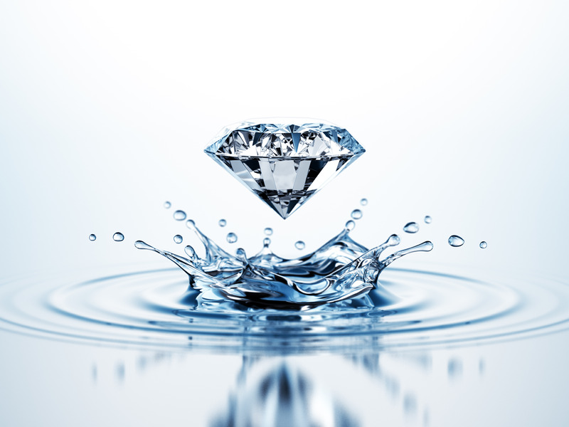 Diamant qui éclabousse sur de l'eau