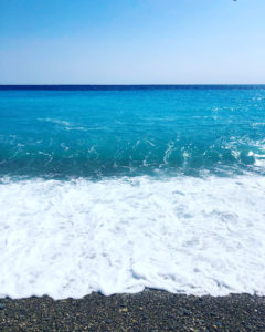 Plage de Nice, sur la promenade des anglais, couleur bleu azur