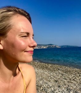 Christelle sur la plage de Nice