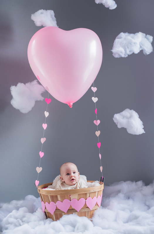 un bébé dans un parachute en cœur