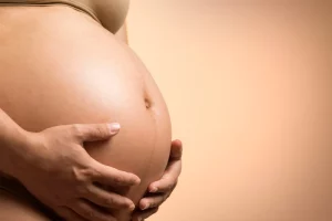 femme enceinte qui pose ses mains sur son ventre
