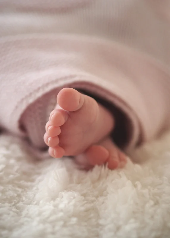 Photo des petits pieds d'un bébé