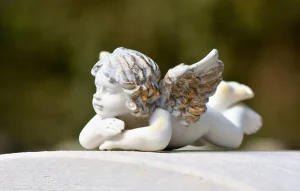 Petit ange allongé