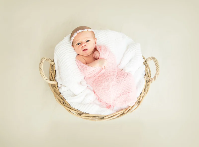 bébé dans un panier tout doux