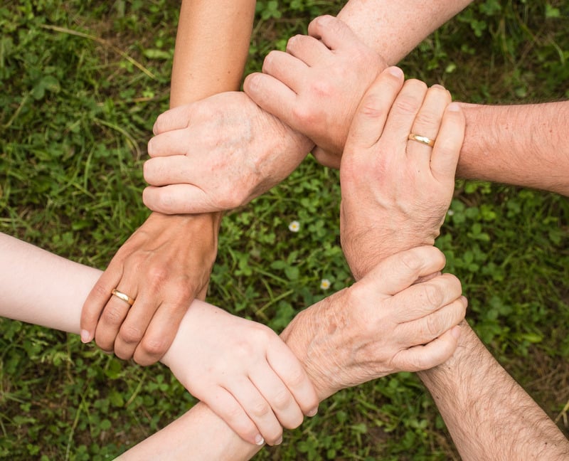 des personnes qui se tiennent les mains