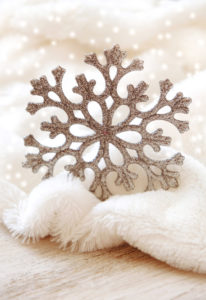 Un flocon de neige sur un plaid blanc tout doux