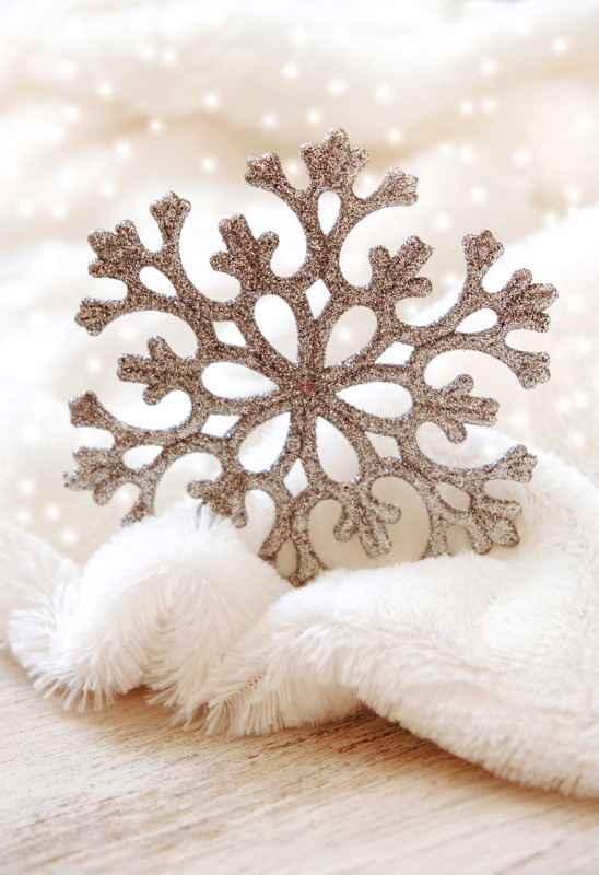 Un flocon de neige sur un plaid blanc tout doux
