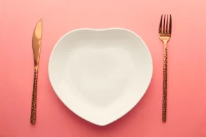 Assiette en forme de cœur avec un couteau et une fourchette